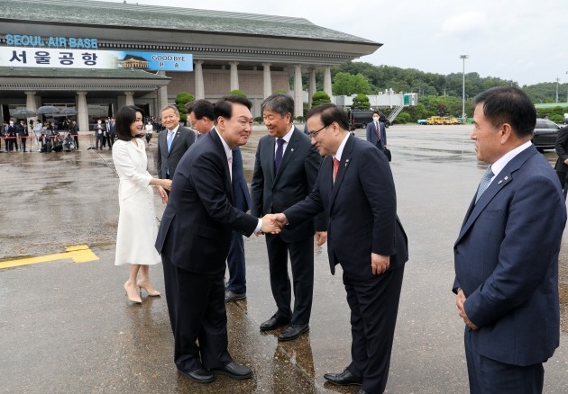 윤석열 대통령이 27일 오후 경기 성남 서울공항에서 북대서양조약기구(NATO·나토) 정상회의 참석차 출국하기 위해 공군 1호기에 탑승하기 전 김성한 국가안보실장의 환송을 받으며 악수하고 있다./김범준기자