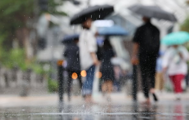 서울 시내의 거리에 비가 내리고 있다.(사진=연합뉴스)
