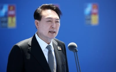 [속보] 윤 대통령 "한·미·일 협력, 북핵 고도화될수록 강화"