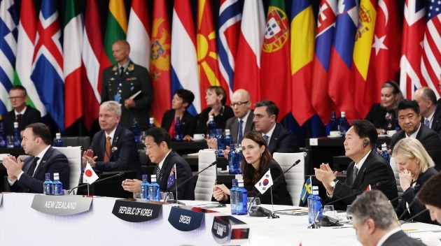 윤석열 대통령이 29일 스페인 마드리드 이페마(IFEMA) 컨벤션센터에서 열린 북대서양조약기구((NATO·나토) 동맹국·파트너국 정상회의에서 박수를 치고 있다.