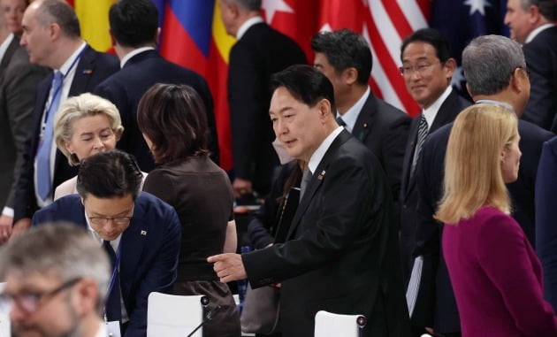 윤석열 대통령이 29일 스페인 마드리드 이페마(IFEMA) 컨벤션센터에서 열린 북대서양조약기구(NATO·나토) 동맹국·파트너국 정상회의에 참석하고 있다. 그 뒤로 기시다 후미오 일본 총리가 보인다.