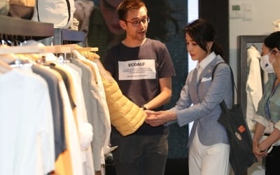 에코백 멘 김건희, 스페인 패션기업 찾아…"되도록 친환경 제품 구매"