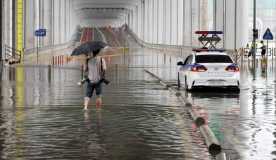 수도권 폭우에 곳곳 '홍수·산사태' 주의보…교통 통제 잇따라