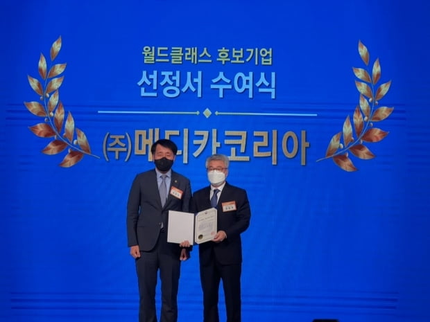 왼쪽부터 장영진 산업부 1차관과 김현식 메디카코리아 대표.