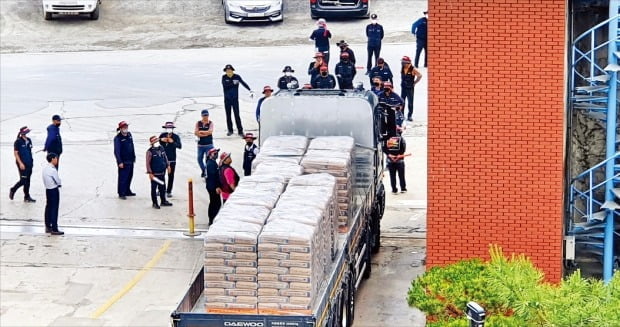 지난 9일 충북 단양의 한 시멘트 공장에서 생산된 시멘트를 운송하려는 차량이 화물연대 관계자들의 저지로 멈춰서 있다. /독자 제공