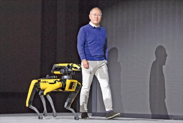 지난 1월 CES 2022에서 현대차그룹 정의선 회장이 로보틱스 비전 발표를 위해 로봇개 스팟과 함께 무대 위로 등장하고 있다. 현대자동차 제공
