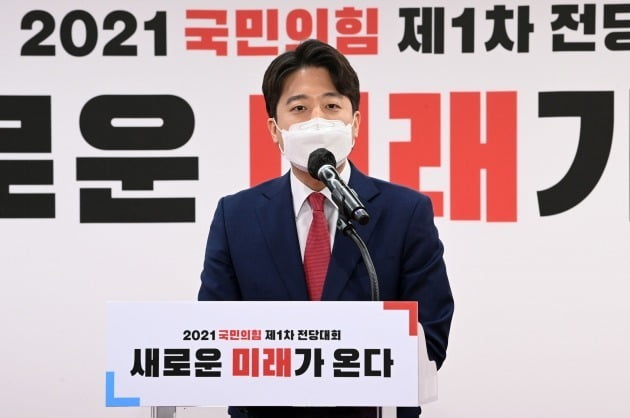 이준석 국민의힘 대표가 지난해 6월 당대표로 선출된 뒤 수락연설을 하고 있다. 연합뉴스