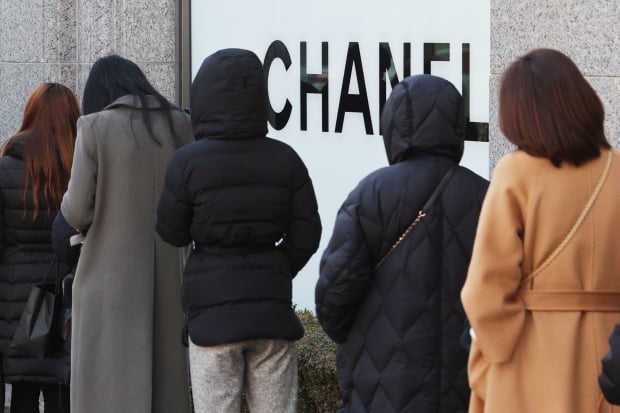 서울 시내의 한 백화점 명품관 샤넬 매장에서 시민들이 입장을 기다리고 있다. 사진=뉴스1