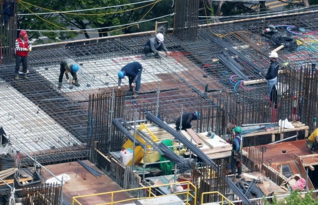 서울 시내 한 건설 현장에서 근로자들이 콘크리트 타설 작업을 하고 있다. 사진=한경DB