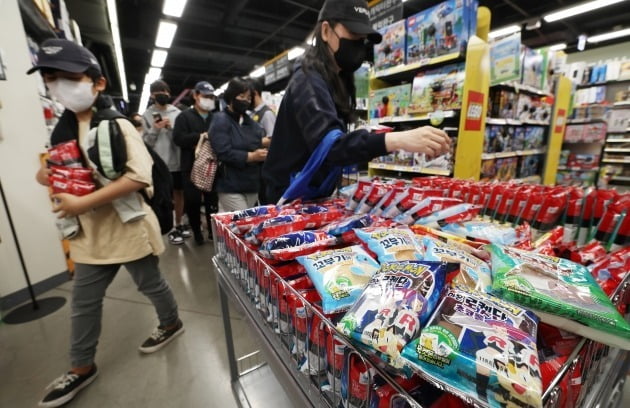 서울의 한 대형마트에서 시민들이 포켓몬방을 구매하고 있는 모습. 사진=한경 DB