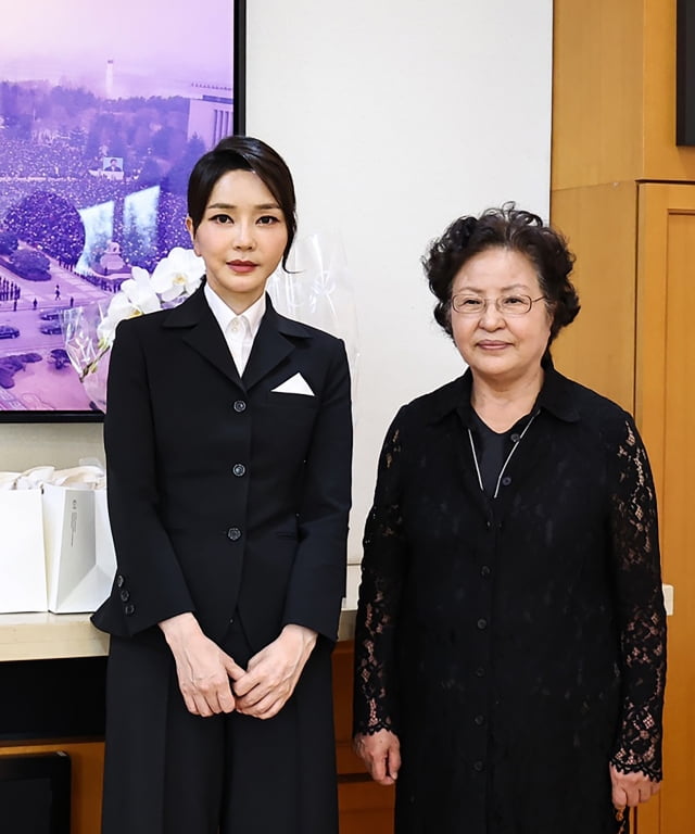 윤석열 카지노사이트의 부인 김건희 여사가 13일 오후 경남 김해시 진영읍 봉하마을에서 고(故) 노무현 전 카지노사이트 묘소에 참배한 뒤 권양숙 여사를 예방, 기념촬영을 하고 있다. / 사진=카지노사이트실 제공