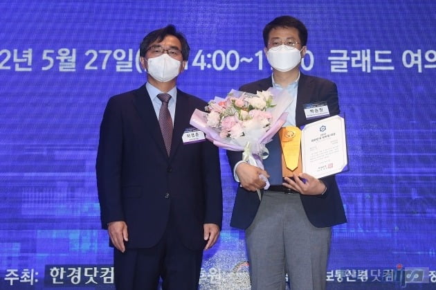 '2022 대한민국 모바일 대상'이 지난달 27일 서울 영등포구 글래드 여의도 호텔에서 열린 가운데 모빌리티 부문 최우수상을 수상한 현대자동차(마이 현대) 박승원 팀장(오른쪽)과 하영춘 한경닷컴 대표가 기념촬영했다. / 사진=최혁 한경닷컴 기자