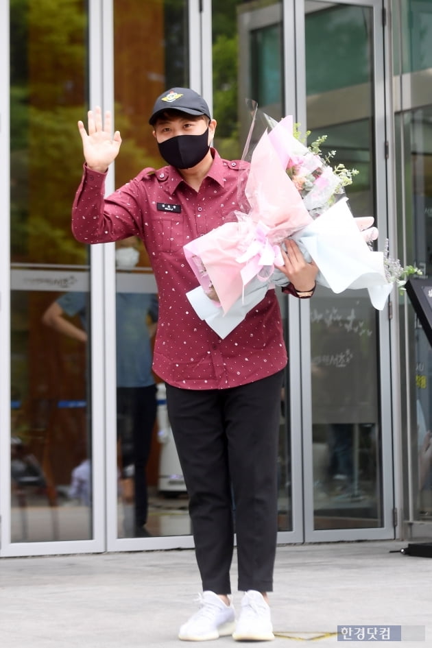 [포토] 김호중, '소집해제 축하 꽃다발 받으며'