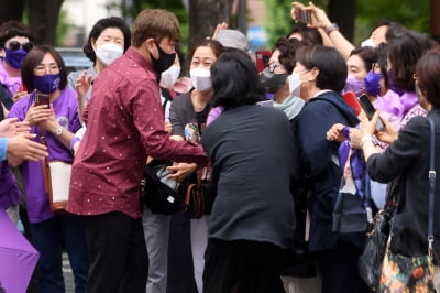 [포토] 김호중, '팬 한명한명과 인사 나누며'