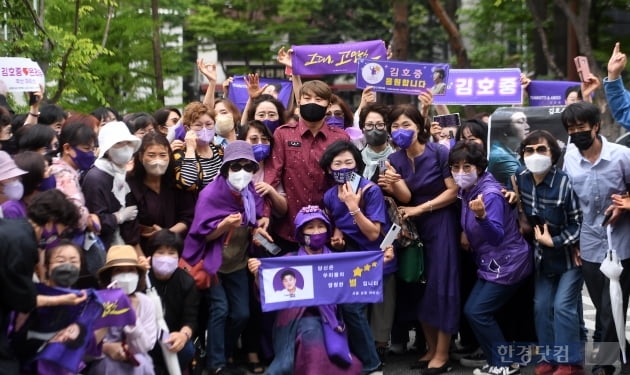 김호중, 팬들 환호 속 소집해제…"복무하며 느낀 점 많아"