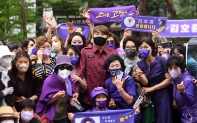 [포토] 김호중, '기다려준 팬들과 기념촬영은 필수'