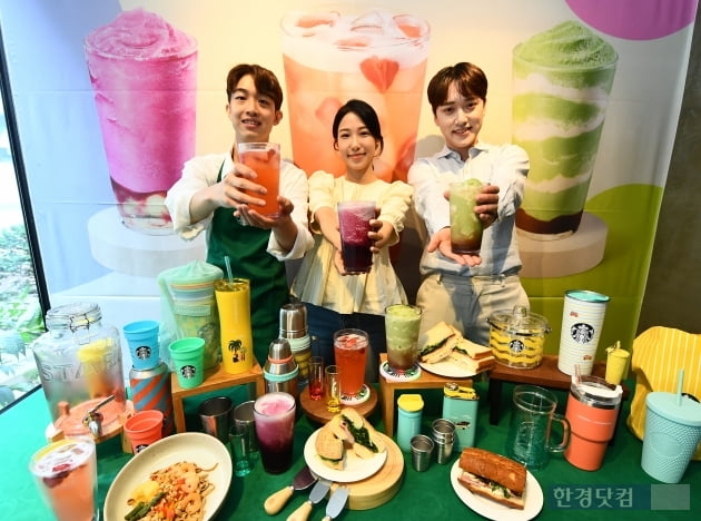 [포토] 스타벅스, '화려한 컬러 돋보이는 신규 음료 3종 출시'