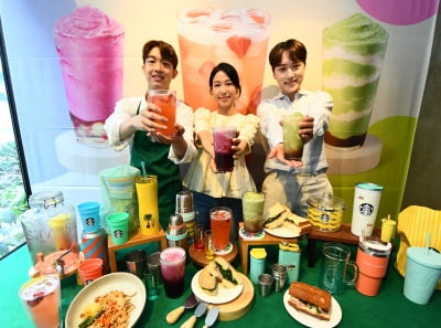  스타벅스, '화려한 컬러 돋보이는 신규 음료 3종 출시'