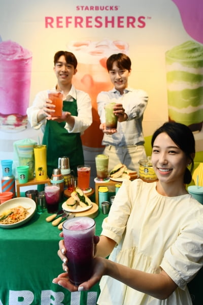 [포토] 스타벅스, '시원한 여름 음료 3종 출시'