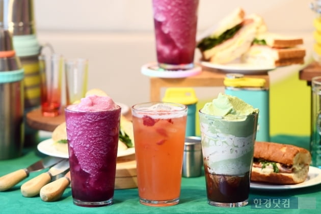 [포토] 스타벅스, '화려한 컬러 돋보이는 신규 음료 3종 출시'