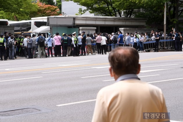 [포토] 윤석열 대통령 자택 앞 맞불집회 바라보는 주민