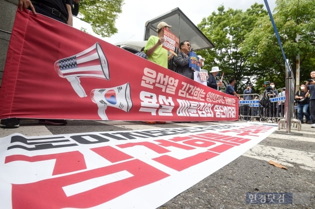 [포토] "멈출때까지 한다" 윤석열 대통령 자택 앞 '맞불집회'