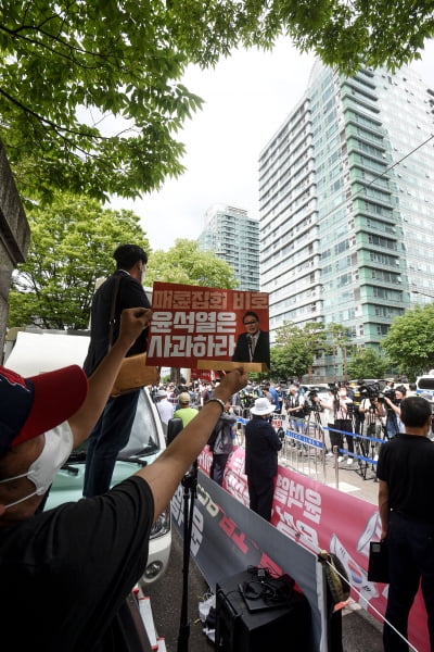 [포토] 윤석열 대통령 자택 앞 '맞불집회'