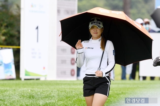 [포토] 조아연, '우산 쓰고 귀여운 미소'