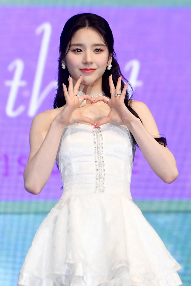 [포토] 이달의 소녀 희진, '자체발광 센터 비주얼'