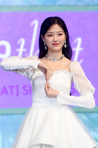 [포토] 이달의 소녀 현진, '궁금증 자아내는 포즈'