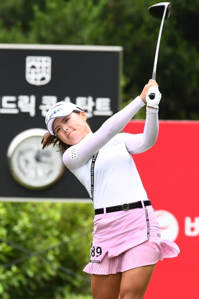 [BC카드·한경 레이디스컵 2022] 송가은, '입술 굳게 다물고 힘차게~'