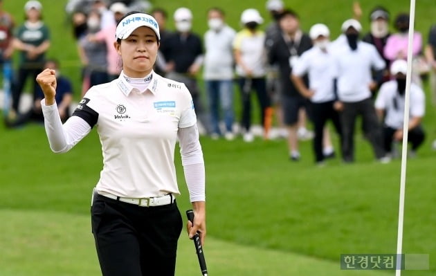 한국여자프로골프(KLPGA)투어 ‘BC카드·한경 레이디스컵 2022’ 연장 첫 홀에서 버디를 잡아낸 박민지가 주먹을 불끈 쥐고 있다. 사진=변성현 한경닷컴 기자 byun84@hankyung.com