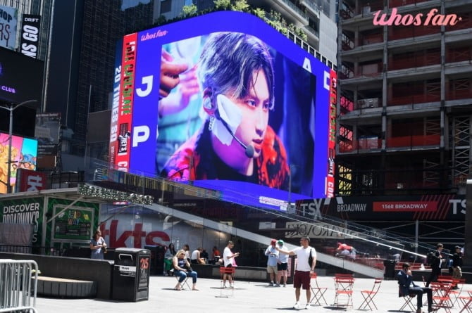 이진혁, 뉴욕 타임스퀘어 대형 전광판 장악…전 세계 '브이단' 이목 집중