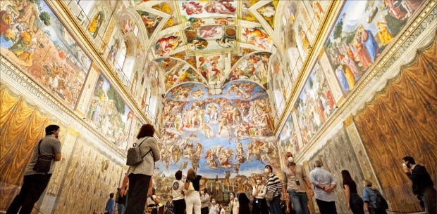 바티칸 시스티나 성당의 천장에 그려져 있는 미켈란젤로의 <천지창조>. 한경DB 