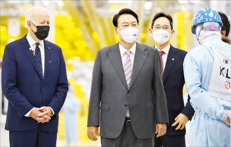지난달 20일 한국을 방문한 조 바이든 미국 대통령(왼쪽부터)이 윤석열 대통령, 이재용 삼성전자 부회장과 경기 평택의 삼성 반도체 공장을 시찰하고 있다.  한경DB 
