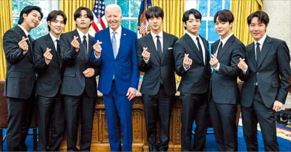 그룹 방탄소년단(BTS)이 지난달 31일(현지시간) 미국 워싱턴DC 백악관에서 조 바이든 미국 대통령(왼쪽 네 번째)과 손하트를 그리고 있다.  /빅히트뮤직  제공 