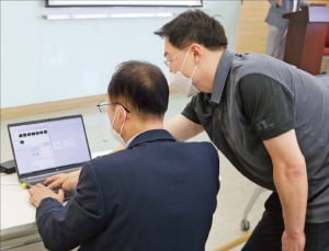 신한은행의 한 임원이 인공지능(AI) 코딩을 실습하고 있다.  /신한은행 제공 