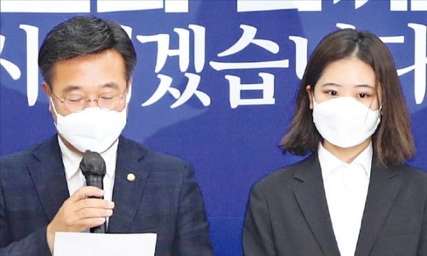 윤호중(왼쪽)·박지현 더불어민주당 공동비상대책위원장이 2일 국회에서 6·1 지방선거 패배에 대한 책임을 지고 비대위원들이 총사퇴한다는 내용의 기자회견을 하고 있다.   김병언 기자 