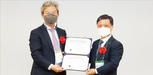 김학동 포스코 부회장(오른쪽)이 ‘2022 글로벌 품질경영인 대상’을 수상했다.  포스코  제공
 