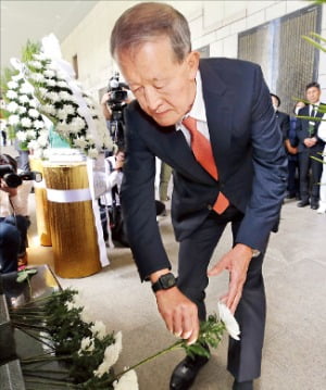 허창수 전국경제인연합회 회장이 7일 서울 용산구 전쟁기념관에서 열린 제2연평해전 승전 20주년 기념행사에 참석해 헌화하고 있다. 