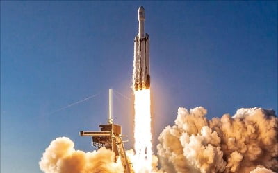[책마을] 누구도 못한 '발사 가격' 매긴 머스크…우주 비즈니스 열다