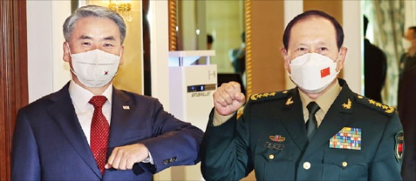 이종섭 국방부 장관(왼쪽)이 10일 싱가포르 샹그릴라호텔에서 열린 제19차 아시아안보회의에서 웨이펑허 중국 국방장관과 팔꿈치 인사를 하고 있다.  /연합뉴스 