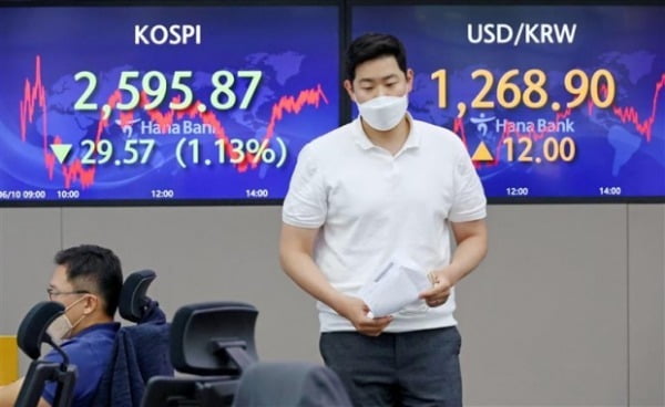 10일 코스피지수는 1.13% 내린 2595.87에 장을 마감했다. 코스피지수가 2600선 밑으로 떨어진 것은 지난달 19일 이후 처음이다. 서울 을지로 하나은행 딜링룸에서 직원이 전광판 앞을 지나가고 있다.  /김병언 기자 