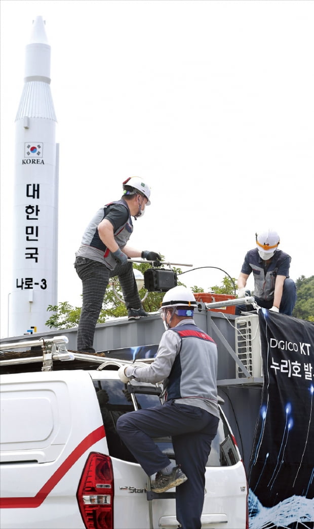 KT 직원들이 오는 15일 누리호 발사 순간을 전 세계로 생중계하기 위해 나로우주센터 광장에 구축한 통신지원센터의 방송 회선을 점검하고 있다.  KT  제공 