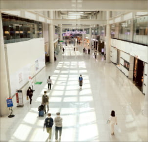 인천국제공항 제1터미널 면세구역에 이용객들이 지나가고 있는 모습.  연합뉴스  