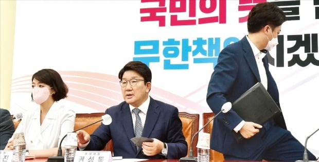 이준석 국민의힘 대표(오른쪽)가 20일 국회에서 열린 최고위원회의에서 배현진 최고위원(왼쪽)과 설전을 벌인 뒤 자리를 박차고 나가고 있다. 권성동 원내대표(가운데)는 곤혹스러운 표정을 지었다.  허문찬 기자 