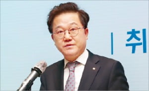 강석훈 産銀 회장, 임명 2주 만에 첫 출근