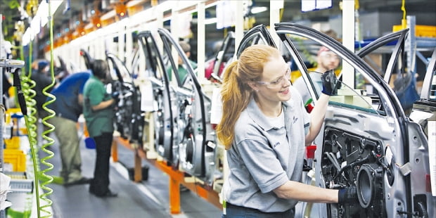현대자동차 미국 앨라배마 공장 생산라인에서 직원들이 차체 부품을 조립하고 있다.  현대차 제공 
