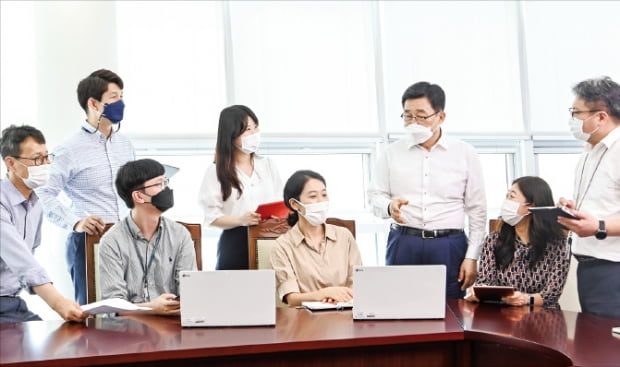 김춘진 한국농수산식품유통공사(aT) 사장(오른쪽 세번째)과 임직원들이 전남 나주 본사 회의실에서 이야기를 나누고 있다.  aT 제공
 