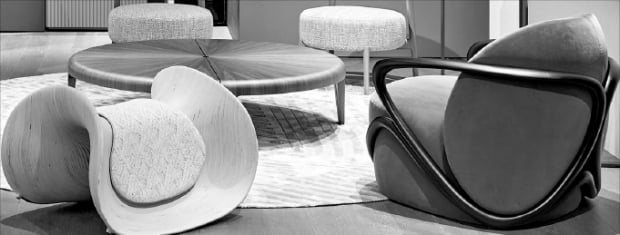 이탈리아 최고급 가구 브랜드 죠르제띠 무역센터점에 전시된 ‘허그’와 ‘크롭’ 의자.  현대리바트 제공 